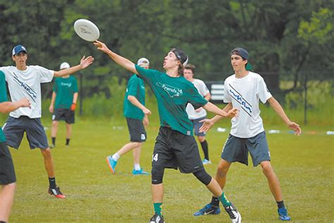 what 2 sports that are similar to ultimate frisbee